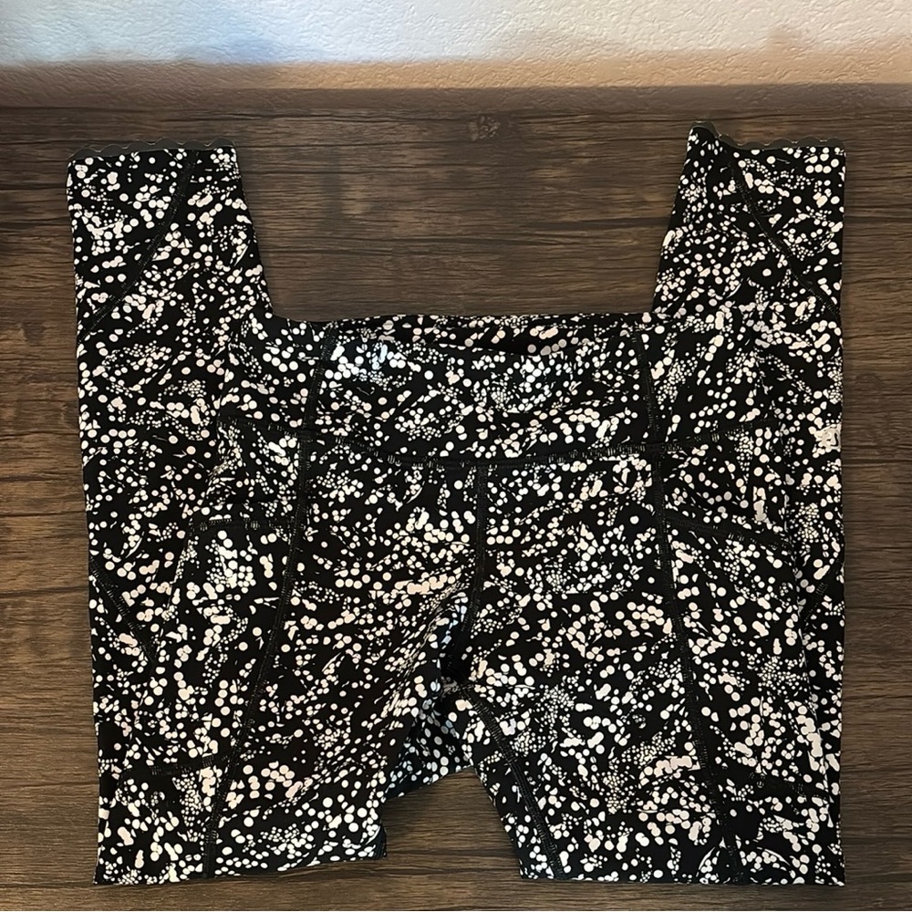 Lululemon women’s leggings size 4
